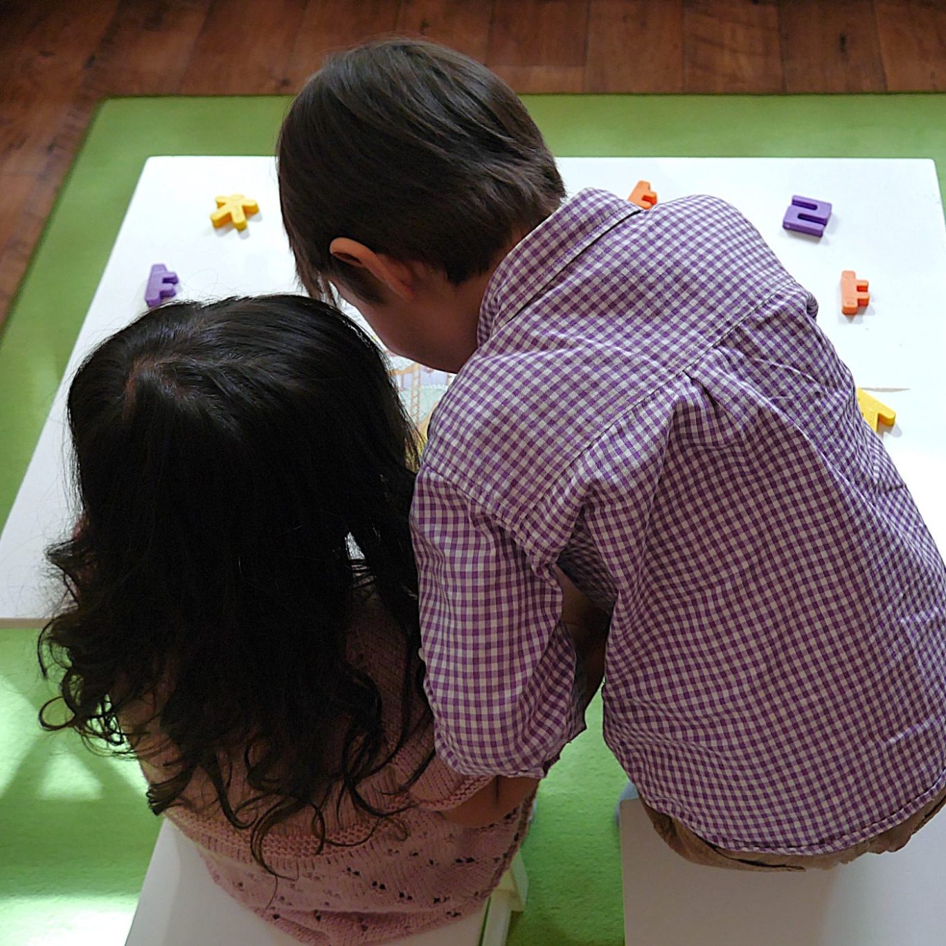 Kinder, die ein koreanisches Bildwörterbuch lesen Ein Bild von Kindern, die in einem koreanischen Buch lesen